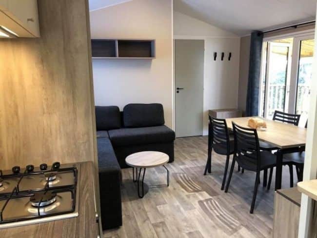 salon mobil-home 4 personnes avec spa privatif